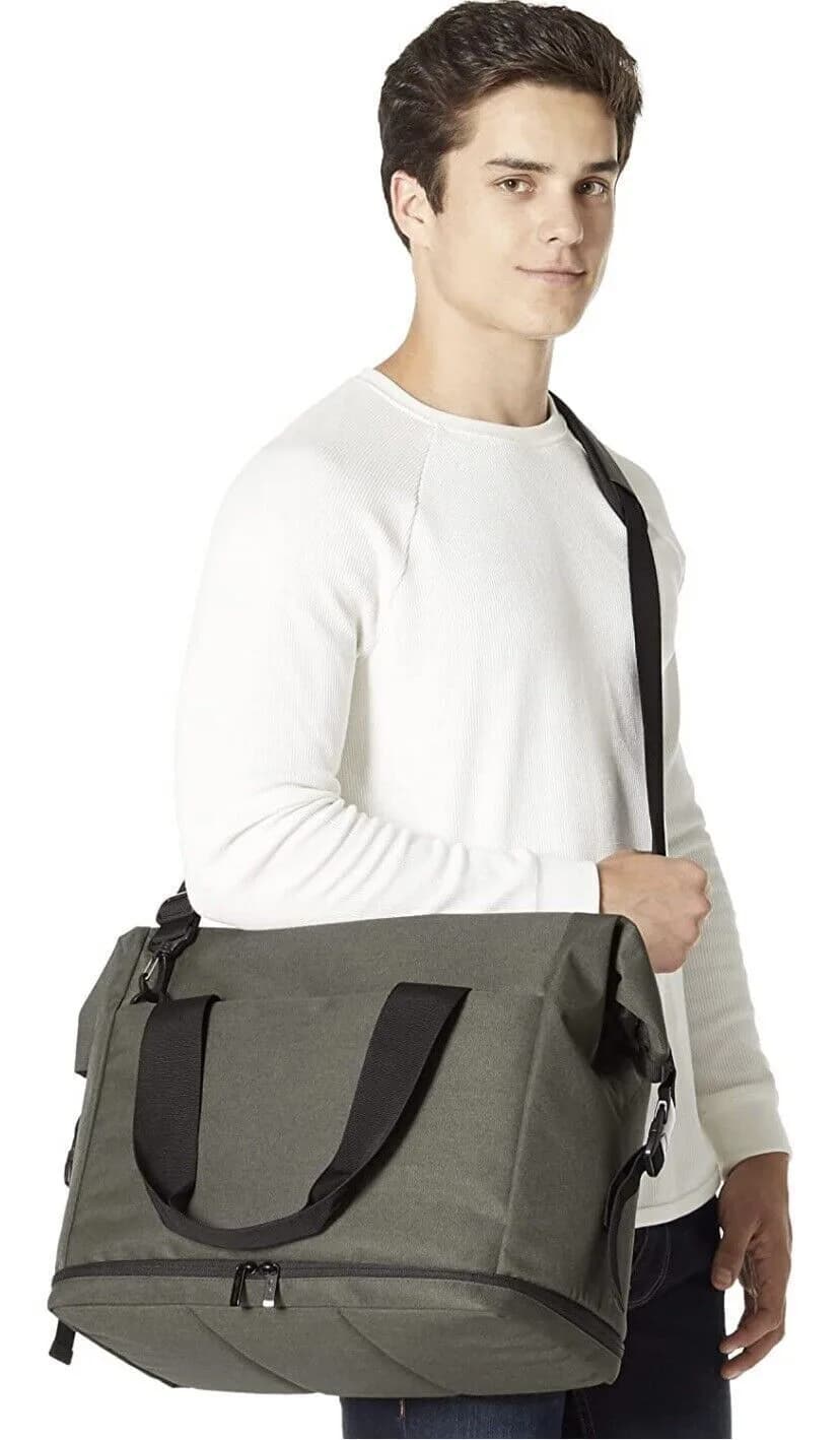 Amazon Basics Urban Travel Duffel Bag for travel or everyday use new in Green