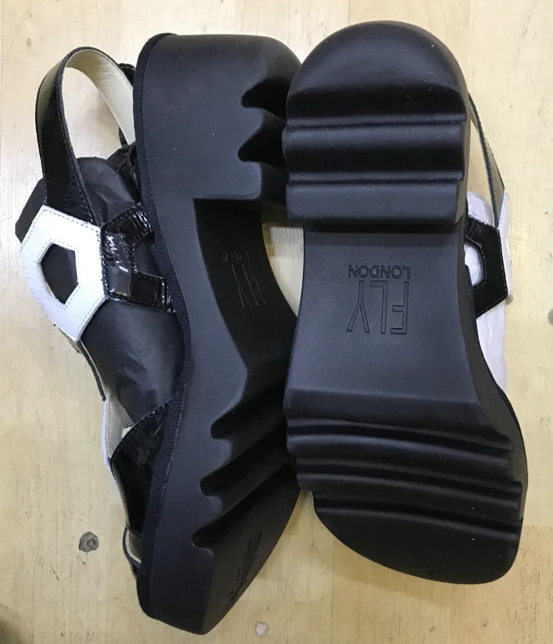 Fly London Women's Trul582fly Sandal Black & White EU 41 UK (8)